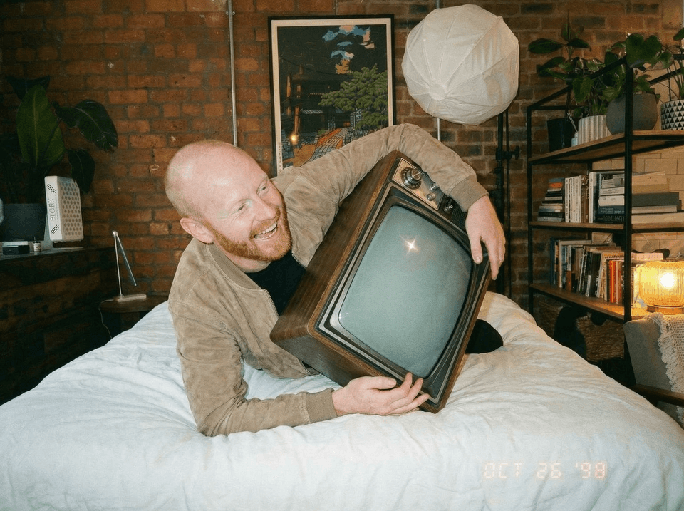holiding tv